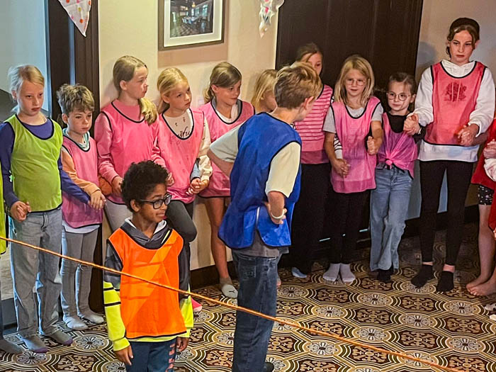 Eine Gruppe Kinder spielt im Mehrgenerationenhaus