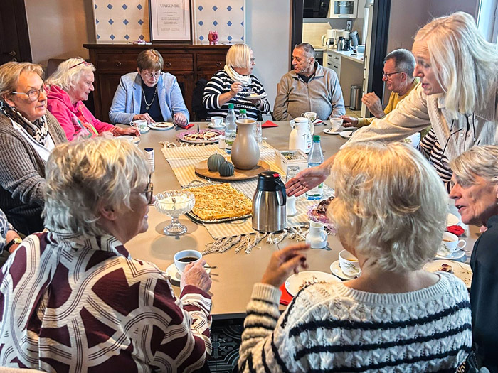 Eine Gruppe Senioren sitzt an einem Tisch