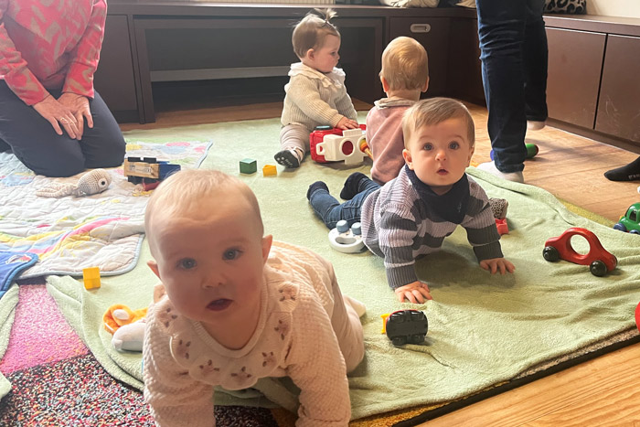 Eine Gruppe Babys auf einer Decke