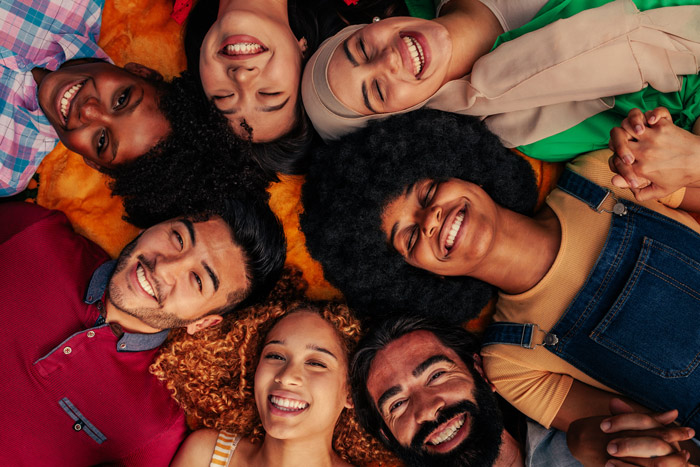 Eine Gruppe Erwachsener lächelt in die Kamera