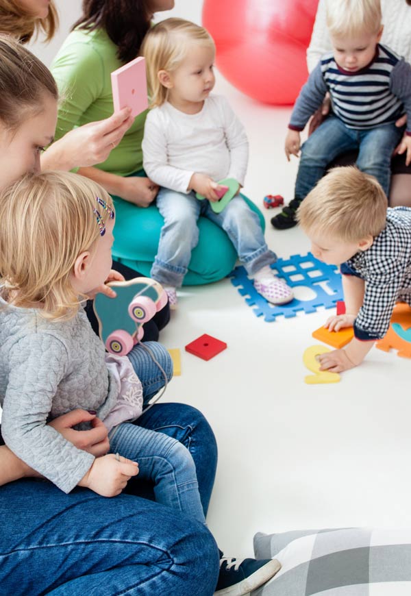 Eine Gruppe von Kleinkindern sitzt im Kreis